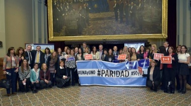 El Gobierno dice que apoya la ley de paridad pero traba el debate