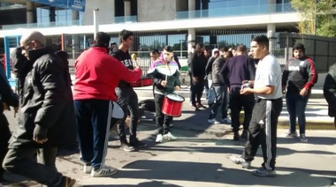 Protestan en la puerta de Carrefour
