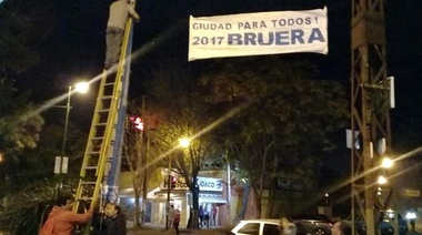 La campaña política en La Plata se desarrolla en el barro