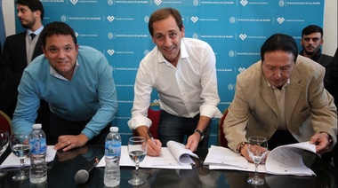 Garro firmó un histórico Convenio Colectivo de Trabajo para los municipales