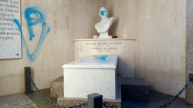 Con consignas peronistas, profanaron el mausoleo de Raúl Alfonsín