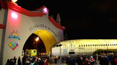 Llegó a la República de los Niños un avión que protagonizó la historia argentina