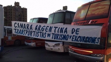 Choferes de colectivos cortaron durante 6 horas la Autopista Buenos Aires-La Plata