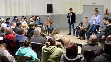Garro participó de un encuentro con vecinos de Arana