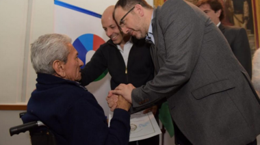 Perechodnik entregó escrituras a 150 familias de Pilar