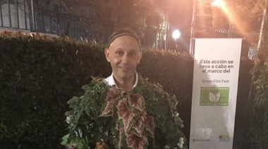 Insólito: Bergman se disfrazó de planta para hablar del cambio climático