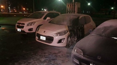 Investigan a un teniente de la Bonaerense por la quema de autos en Seguridad