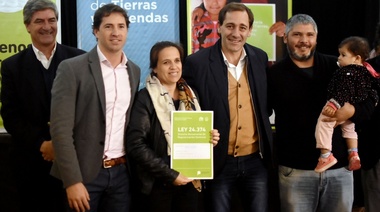 Garro participó de la entrega de más de 100 escrituras