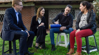 Vidal visitó a una familia que compró su primera casa con un crédito del Banco Provincia