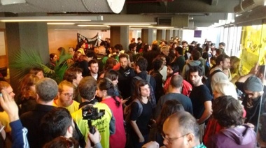 Investigadores del CONICET realizan una toma del edificio