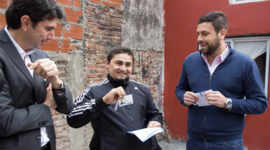 Delfino y D´Amico entregaron el DNI a un vecino de Hurlingham que esperó durante 30 años