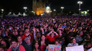El Chaqueño Palavecino y  Karina colmaron la Plaza Moreno