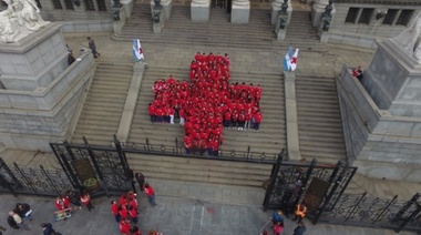 Activistas de la Cruz Roja Argentina “abrazaron” el Congreso