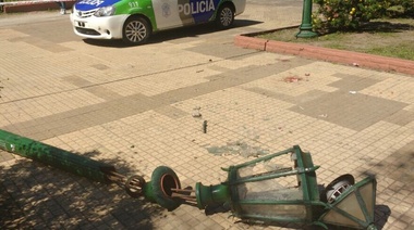 Se cayó una luminaria en Plaza Rocha y lastimó a 3 jóvenes