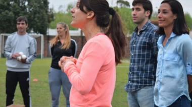 Ante una multitud, Inés Arrondo realizó la clínica de hockey en La Plata