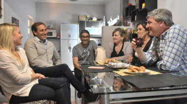 Cambiemos cerró la campaña con una ‘mateada’ con vecinos