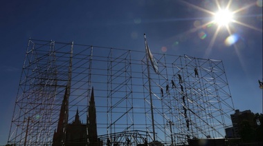 Armaron el escenario en Plaza Moreno para el festejo de La Plata