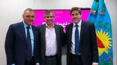 Britos firmó un contrato para comprar nuevas maquinarias para hacer obras