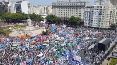 Multitudinaria marcha contra las reformas del Gobierno
