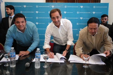 Garro firmó un histórico Convenio Colectivo de Trabajo para los municipales
