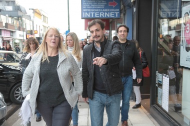 Stolbizer y Sebastián Galmarini recorrieron el centro comercial de Martínez