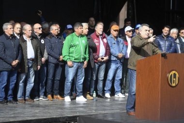 Schmid anunció que la CGT debatirá en septiembre un paro general