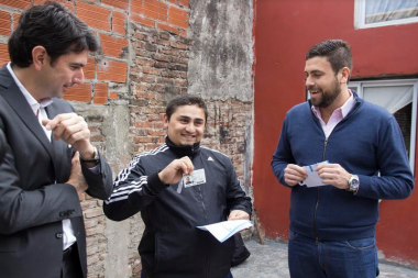 Delfino y D´Amico entregaron el DNI a un vecino de Hurlingham que esperó durante 30 años