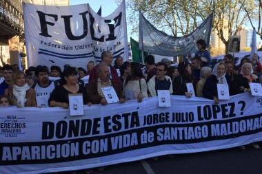 Multitudinaria marcha al cumplirse 11 años de la desaparición de Julio López