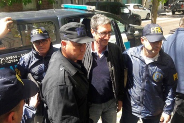 Liberaron a Aníbal Prina, el docente acusado de tirar huevos contra Macri