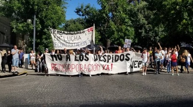 Marchan al Ministerio de Educación por los 200 despidos en la UEP