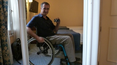 Los hoteles deberán contar con accesos y habitaciones para gente en sillas de ruedas