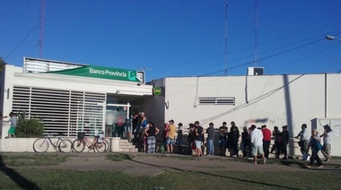 Vecinos de Olmos se quejan de la atención que reciben en el Banco Provincia