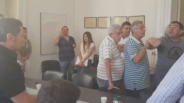 A pesar de la fuerte pelea entre sindicalistas, avanza el aumento de taxis