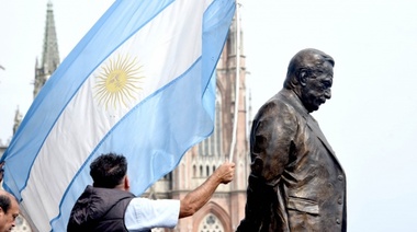 Inauguraron la estatua en homenaje a Raúl Alfonsín