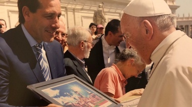Garro le entregó un cuadro de la República de los Niños al Papa