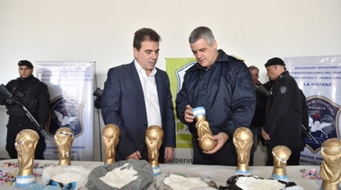 Detuvieron a una banda que traficaba droga en réplicas de la copa del Mundo