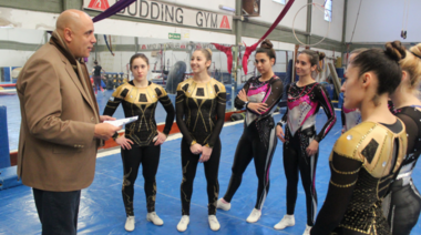 El diputado Torres entregó becas a jóvenes deportistas