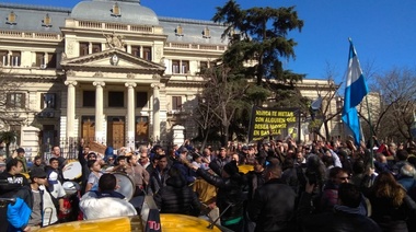 Los taxistas protestaron contra el eventual desembarco Uber en la Provincia