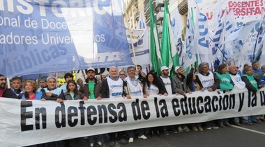 Los  docentes universitarios realizan un paro en reclamo de mejoras salariales