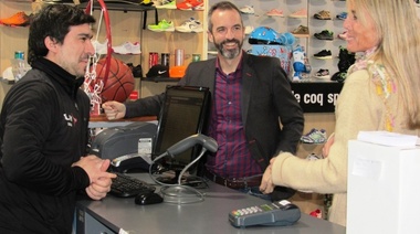 Dalton Jáuregui y Carolina Tironi recorrieron 25 de Mayo