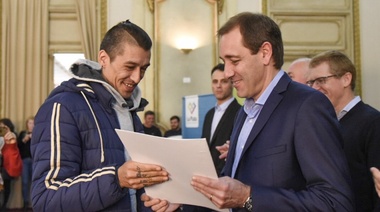 Garro encabezó la firma y entrega de escrituras para más de 400 familias