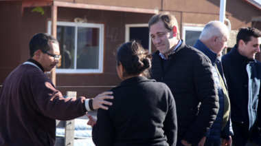 Garro acompañó a las familias que vivían a la vera del Arroyo El Gato y hoy recibieron sus nuevas casas