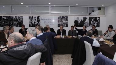 Los intendentes peronistas se reunieron para frenar la eliminación del Fondo Sojero