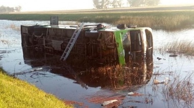 Tragedia en Ruta 2: Volcó un micro y hay tres muertos
