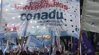 Tras tres semanas de paro, el Gobierno recibe a los docentes universitarios