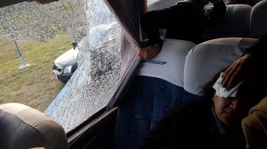 Una mujer recibió un piedrazo mientras viajaba en el Costera