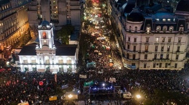 Masiva marcha en defensa de la universidad pública