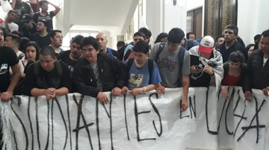 Trabajadores del Astillero tomaron el Ministerio de Economía bonaerense