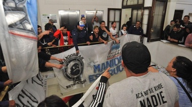 Trabajadores del Astillero levantaron la toma del Ministerio de Economía