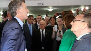 Macri visitó la sede de Gendarmería atacada con bombas molotov